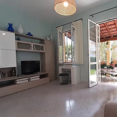 La Casetta Con Giardino A 30 M Dal Mare 빌라