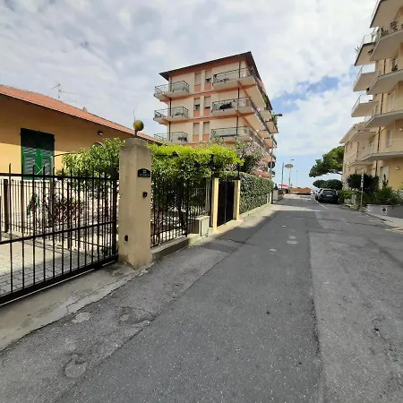 La Casetta Con Giardino A 30 M Dal Mare 빌라 *